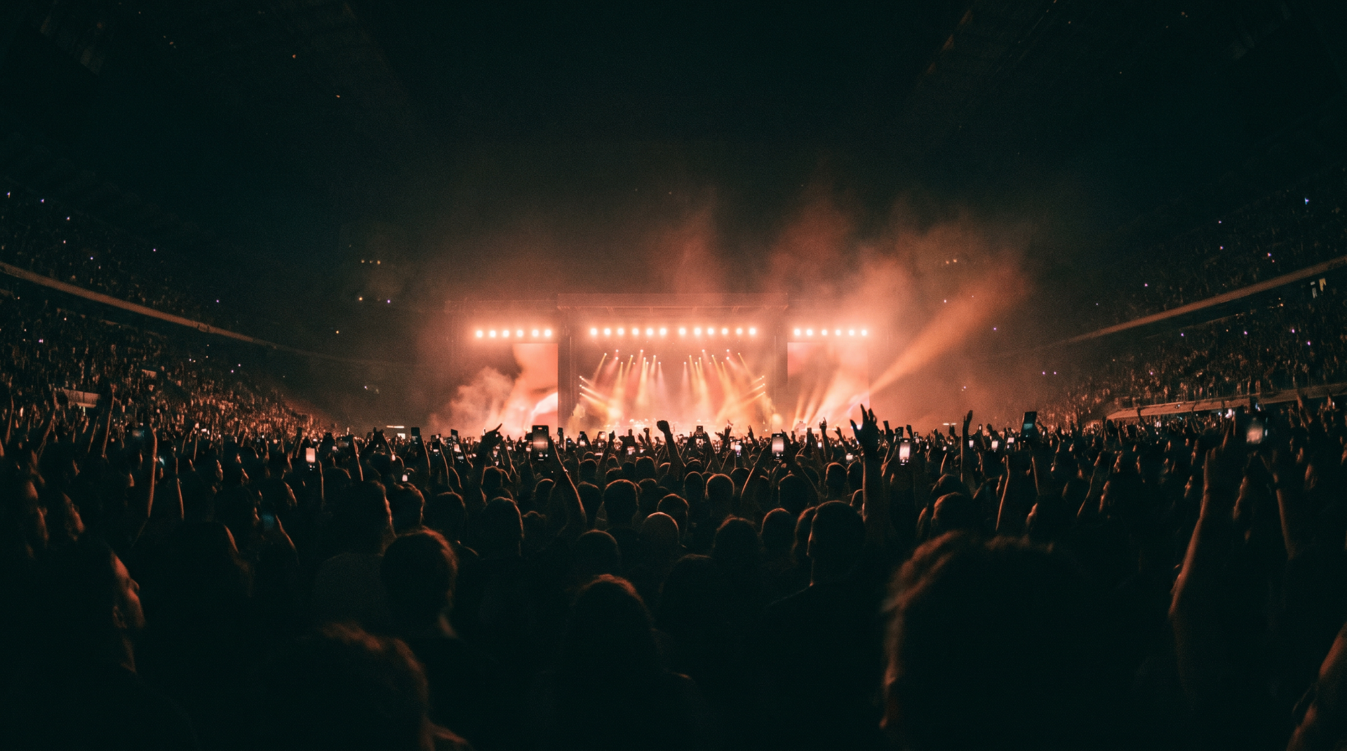 Concerto a San Siro — folla, palco e luci